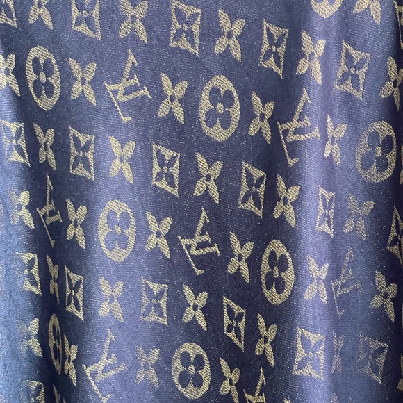 Louis Vuitton Silk Monogram Wrap/Shawl Scarf. - Picture 4 of 16